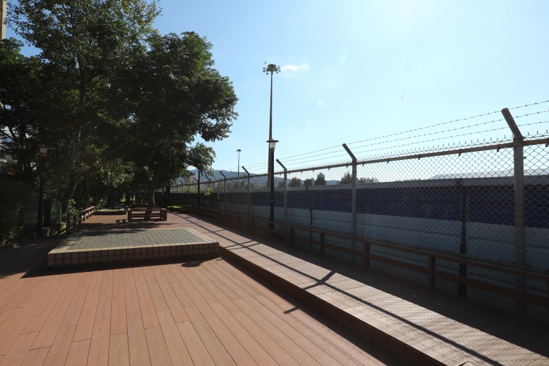 台北 復興崗捷運綠地-花廂、木平台、欄杆 (19).jpg