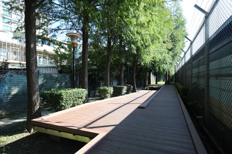 台北 復興崗捷運綠地-花廂、木平台、欄杆 (11).jpg
