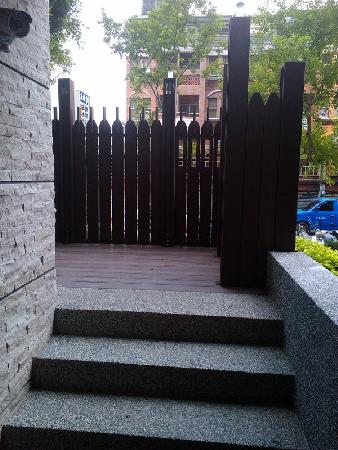 木紋塑膠仿木,塑木,高雄市前鎮區美術樹屋平台