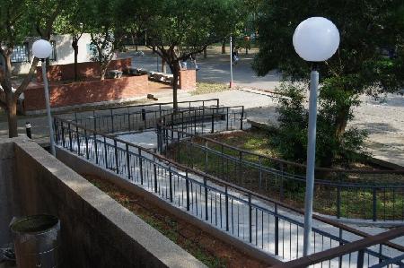 木紋塑膠仿木,塑木,東海大學資訊館