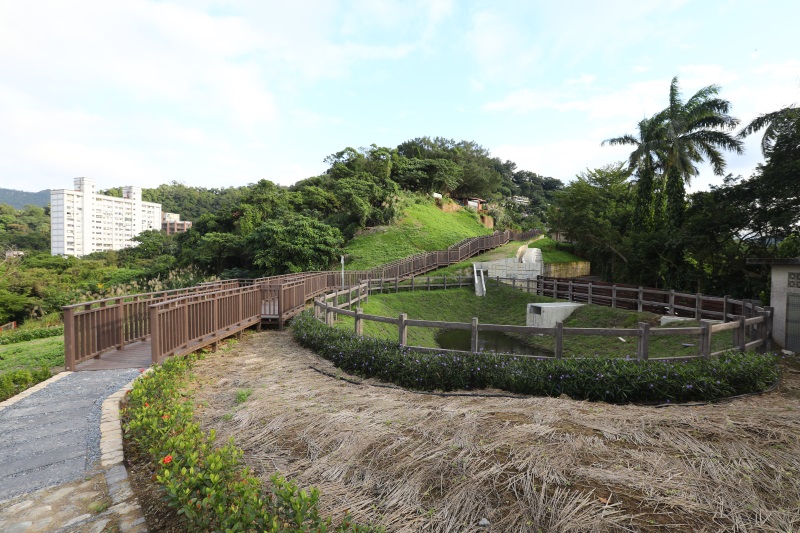 台北 蔣渭水紀念廣場-木棧道 (10).jpg