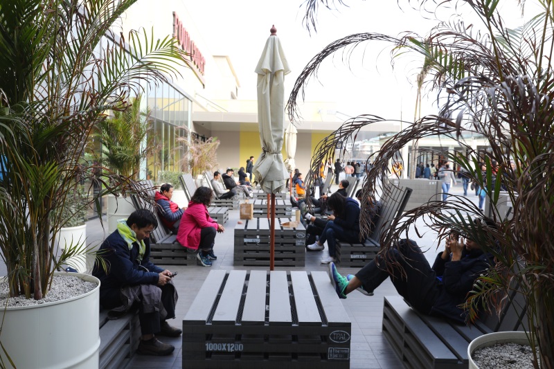 台中三井OUTLET-木纖仿木-座椅、桌子、花廂 ().jpg