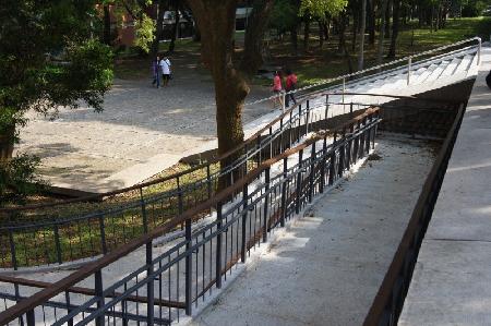 木紋塑膠仿木,塑木,東海大學資訊館