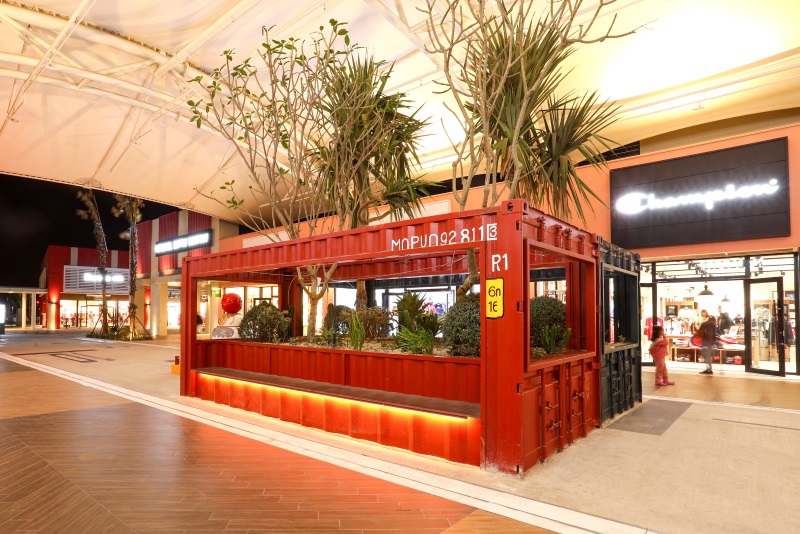 台中三井OUTLET夜間版-木纖仿木-座椅、桌子、花廂 (1).jpg