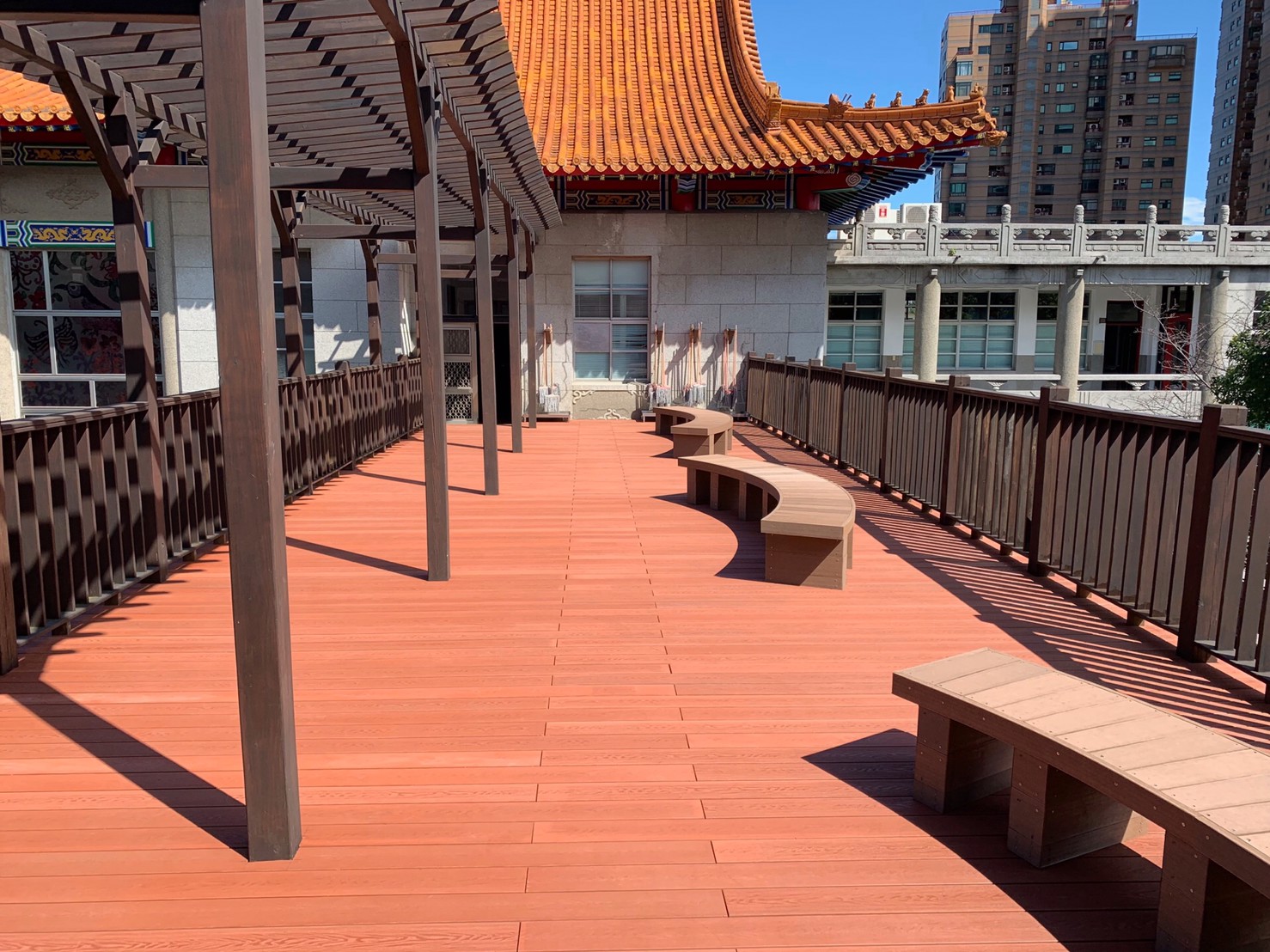 八里聖心女中-立體胡桃木紋-紅木-地板、木座椅 (2).jpg