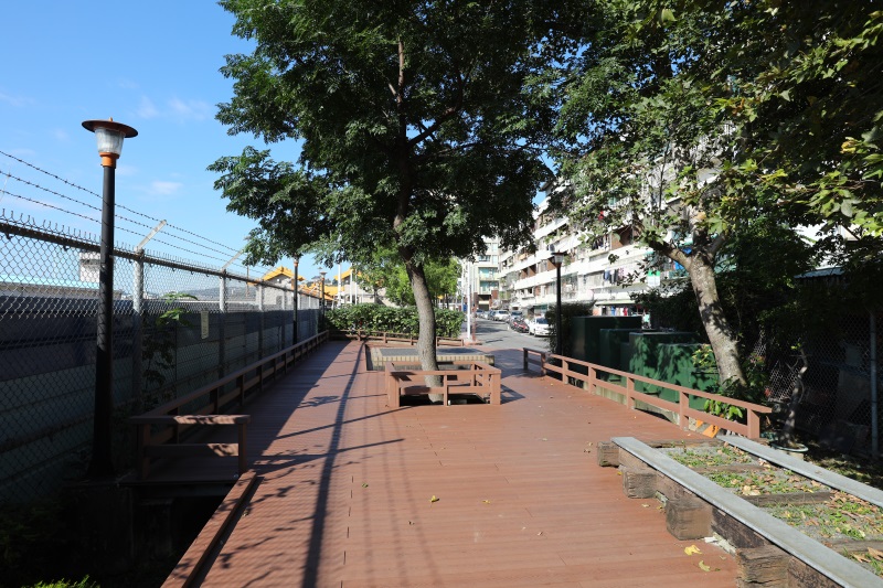台北 復興崗捷運綠地-花廂、木平台、欄杆 (4).jpg