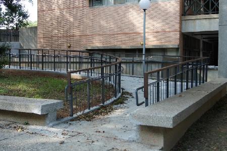 木紋塑膠仿木,塑木,東海大學資訊館