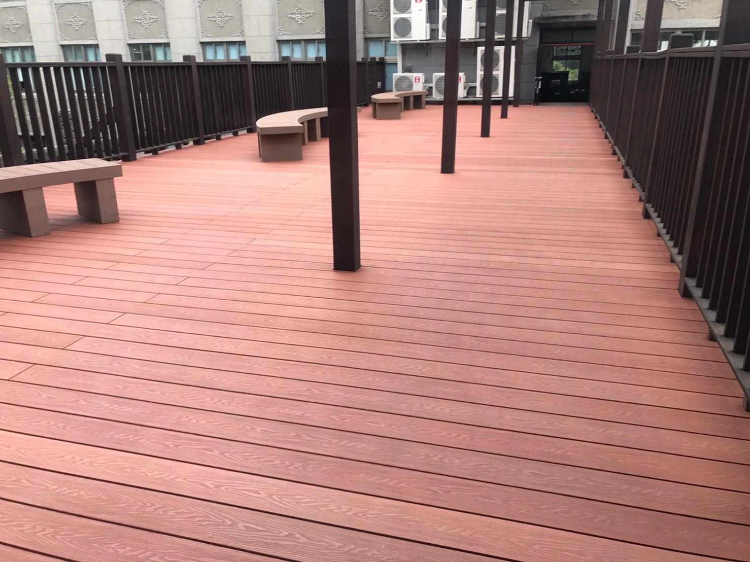 八里聖心女中-立體胡桃木紋-紅木-地板、木座椅 (17).jpg