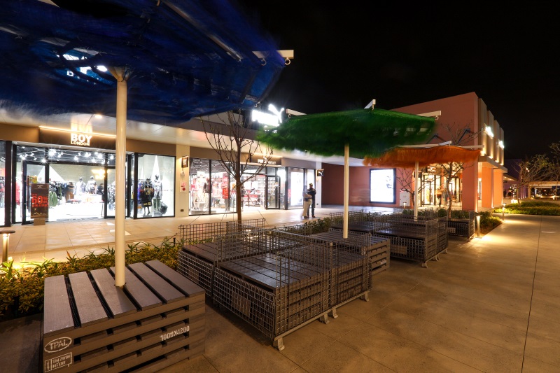 台中三井OUTLET夜間版-木纖仿木-座椅、桌子、花廂 (2).jpg