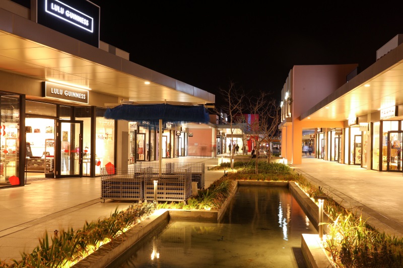 台中三井OUTLET夜間版-木纖仿木-座椅、桌子、花廂 (5).jpg