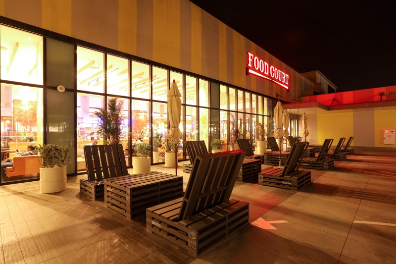 台中三井OUTLET夜間版-木纖仿木-座椅、桌子、花廂 (12).jpg