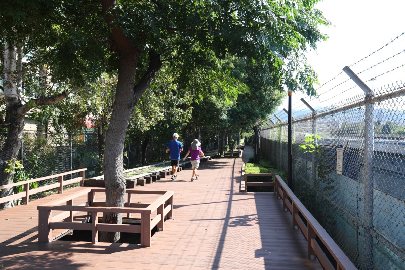 台北 復興崗捷運綠地-花廂、木平台、欄杆 (17).jpg