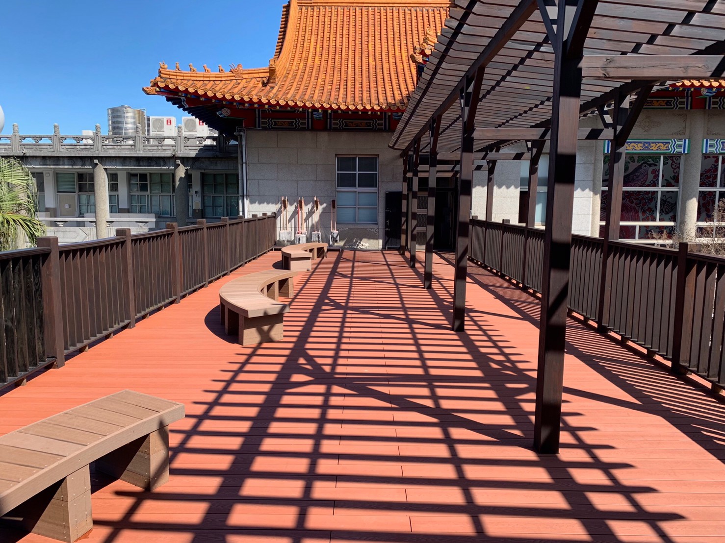 八里聖心女中-立體胡桃木紋-紅木-地板、木座椅 (4).jpg