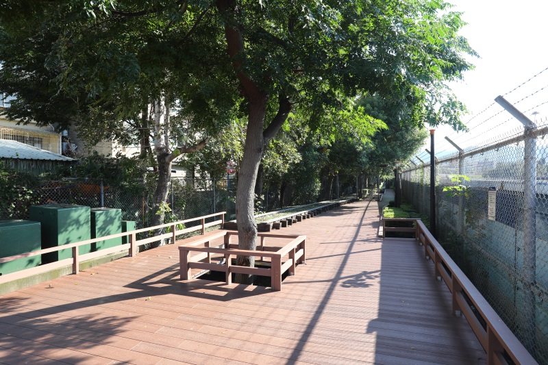 台北 復興崗捷運綠地-花廂、木平台、欄杆 ().jpg