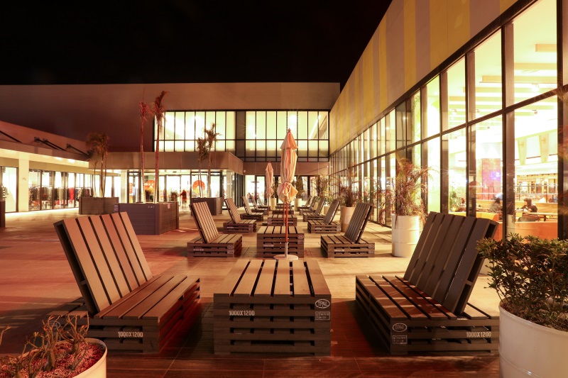 台中三井OUTLET夜間版-木纖仿木-座椅、桌子、花廂 (11).jpg